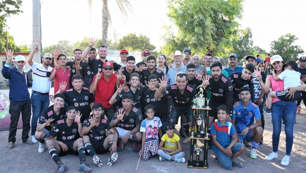 Premia el alcalde, Miguel Ángel Angulo Acosta, al campeón del Futbol Local de Gato de Lara