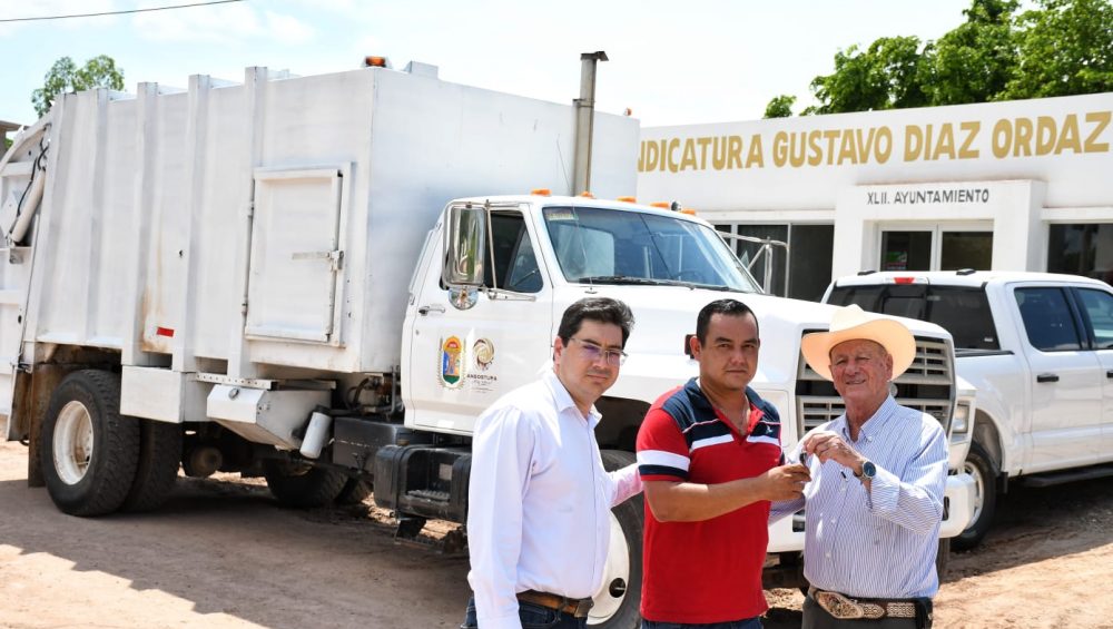 Entrega alcalde, Miguel Ángel Angulo Acosta, carro recolector de basura en la sindicatura Gustavo Díaz Ordaz