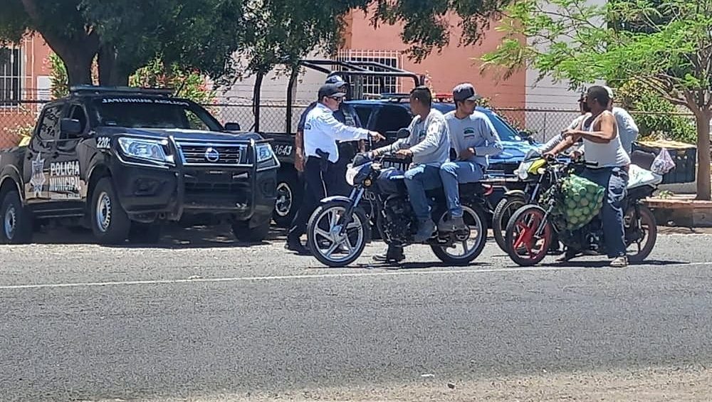 Aplica Seguridad Pública y Tránsito Municipal operativo para el uso del casco en motociclistas