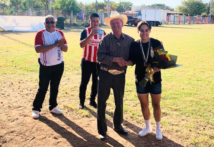 Alcalde, Miguel Ángel Angulo Acosta, recibe en Angostura a Blanca Félix, campeona del Futbol de Primera División Nacional Femenil