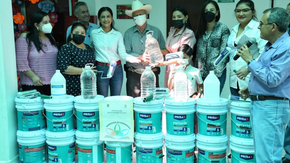Apoya el alcalde, Miguel Ángel Angulo Acosta, con pintura e impermeabilizante a 18 escuelas de Angostura