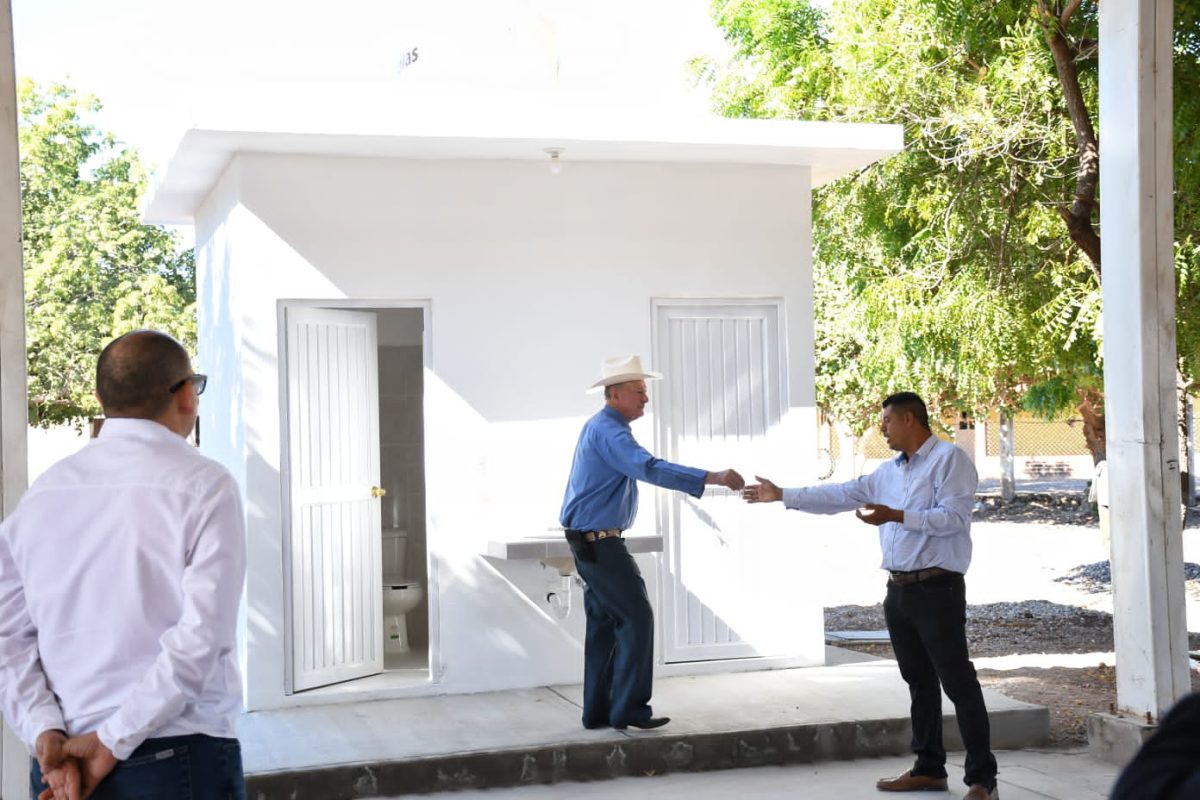 Presidente municipal de Angostura entrega obra de baños en escuela del Ejido 18 de Diciembre