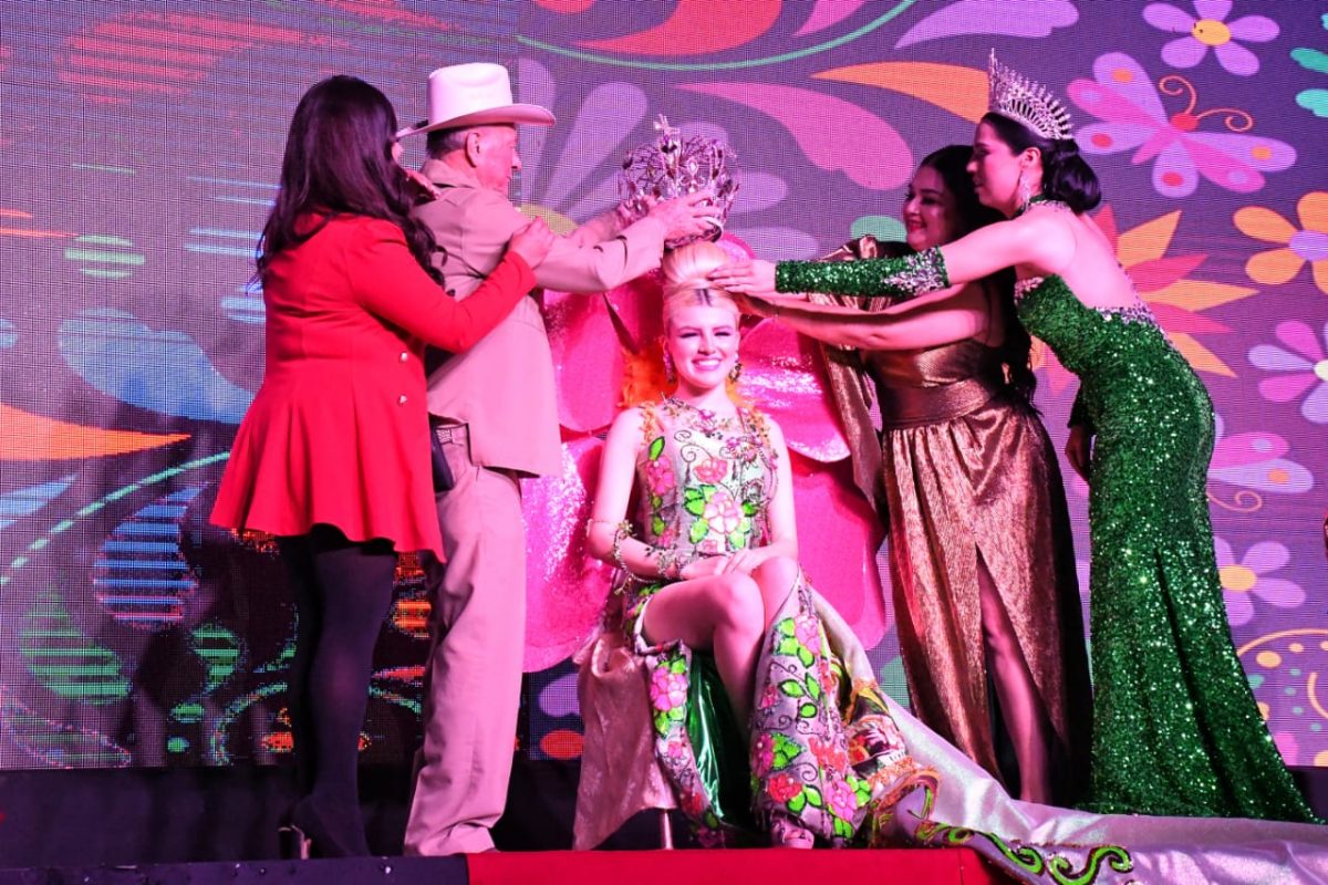 Flor López recibe la corona de Reina de los Juegos Florales del Carnaval Angostura 2023