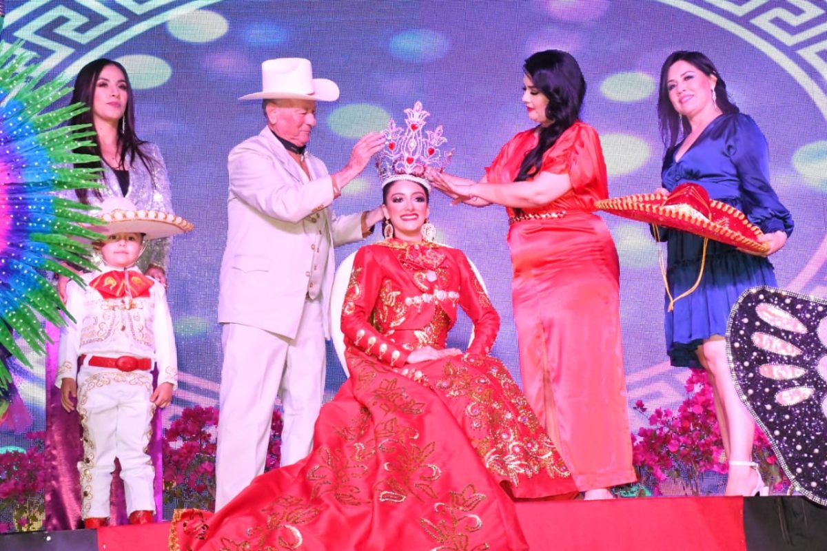 Aylin Barros recibe los arreos reales como Reina del Carnaval Angostura 2023