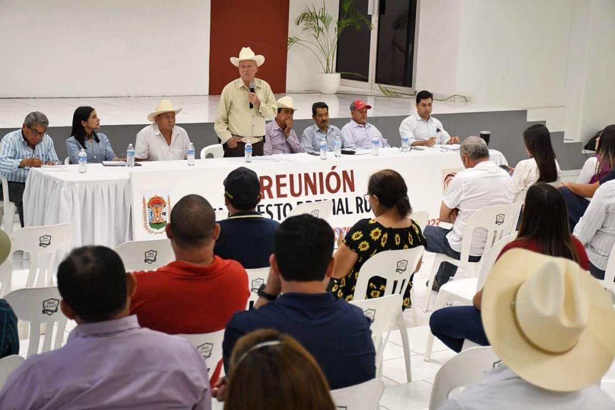 Sostiene alcalde, Miguel Ángel Angulo Acosta, reunión con comisarios ejidales para analizar el IPR