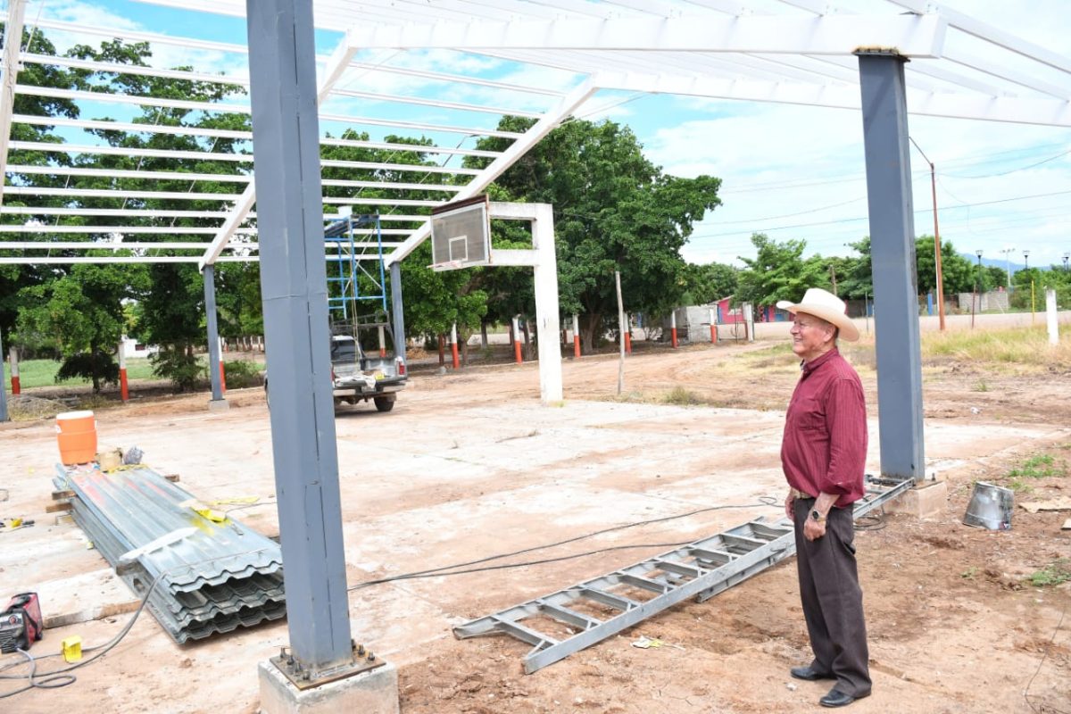 Supervisa alcalde de Angostura construcción de la techumbre metálica en Colonia Sinaloa