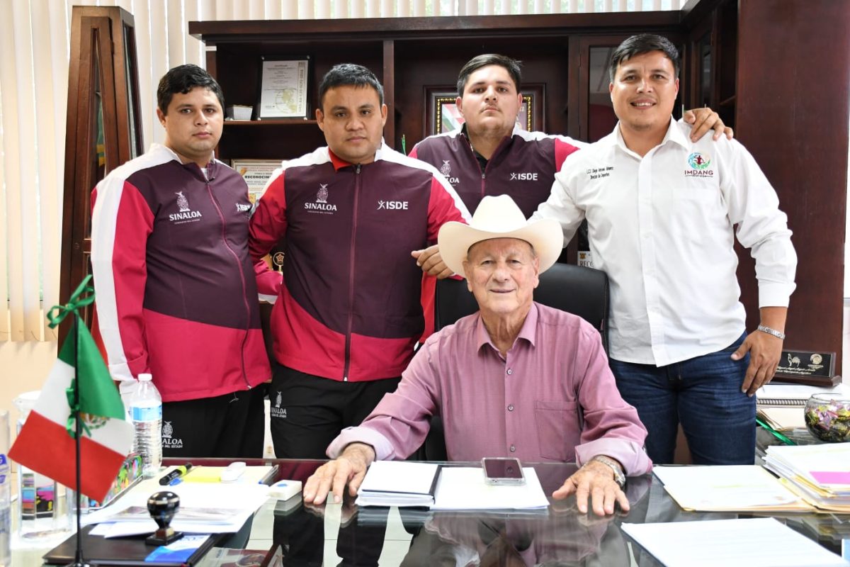 Alcalde, Miguel Ángel Angulo, apoya a atletas que van a Cancún, a la Paraolimpiada Nacional de CONADE