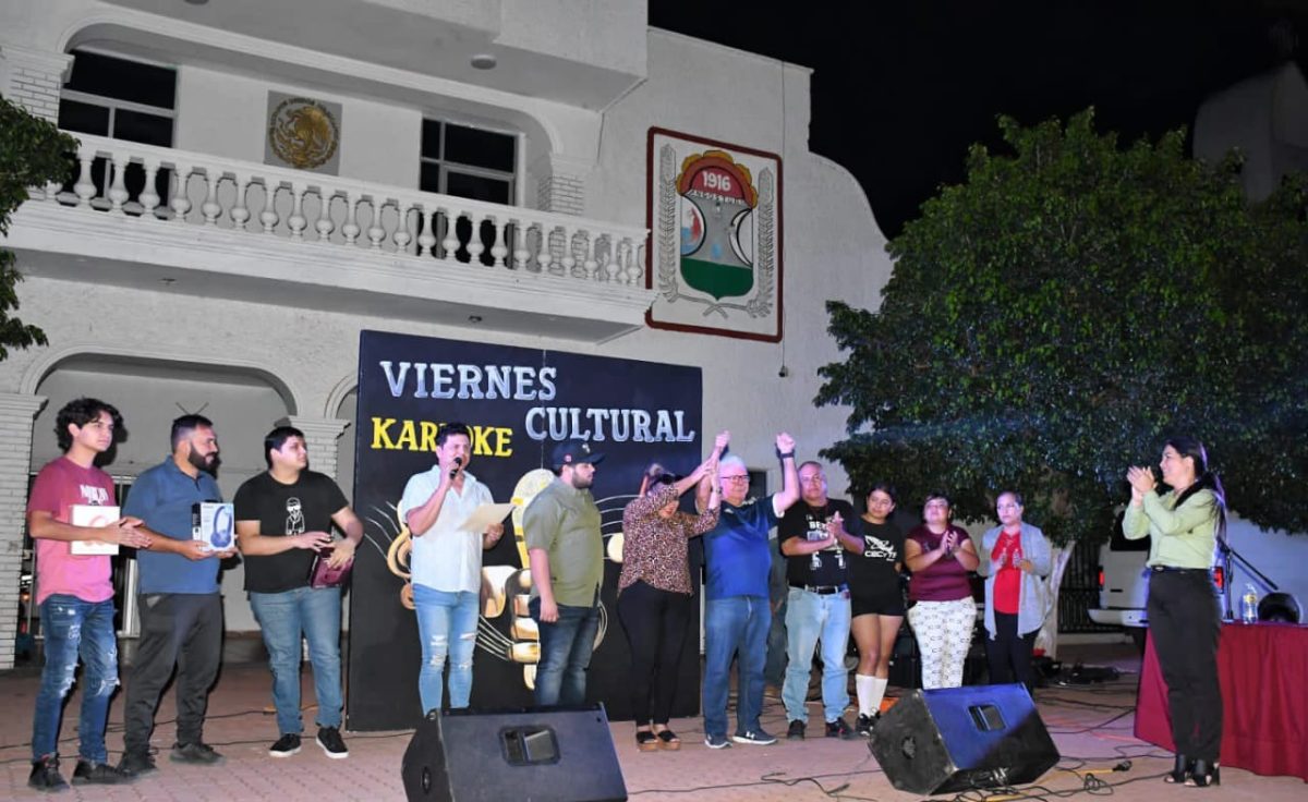 Gran ambiente se vive en el Viernes Cultural de Karaoke, en Angostura