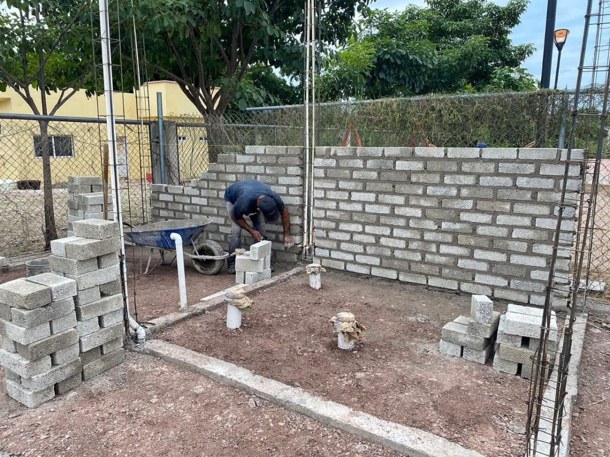 Inicia Obras Públicas de Angostura la construcción de baños en el estadio de Colonia Sinaloa