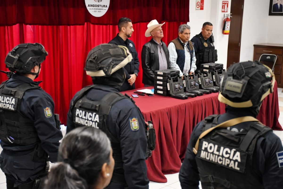 Alcalde, Miguel Ángel Angulo Acosta, equipa con armas de fuego a elementos de la DSCyMS de Angostura