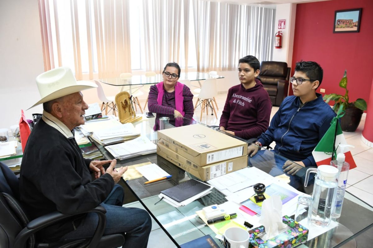 Alcalde, Miguel Ángel Angulo, motiva con apoyos a estudiantes destacados de Alhuey