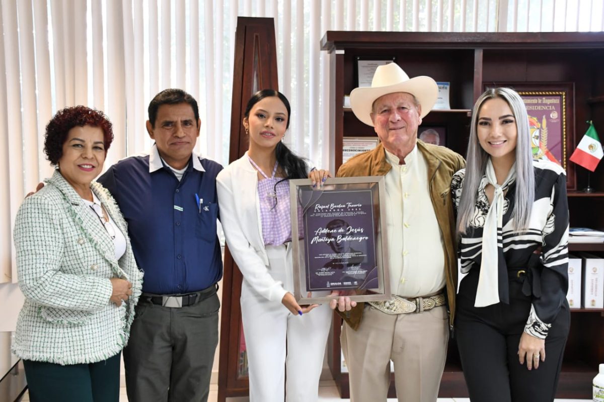 Autoridades de Angostura reciben con honores a joven galardonada con el premio «Rafael Buelna Tenorio»